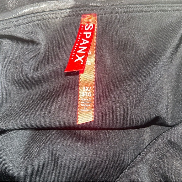 SPANX Classic Black Leggings - Picture 3 of 3